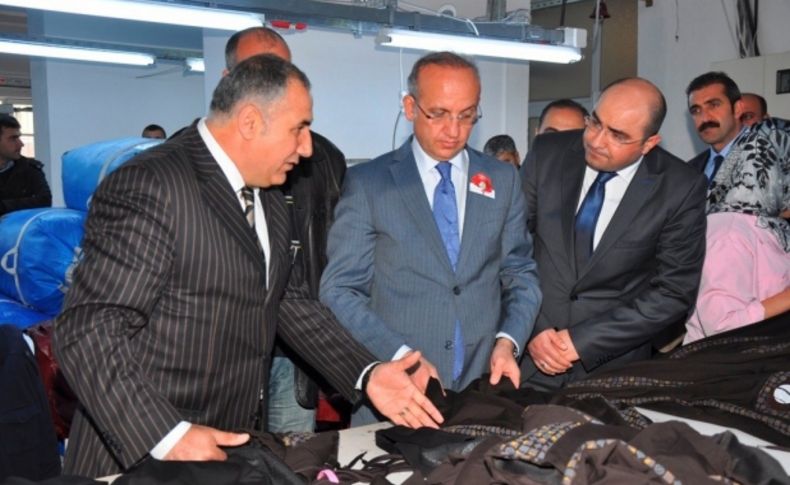 Vali Yurdakul’dan Okay Tekstil'e teşekkür plaketi