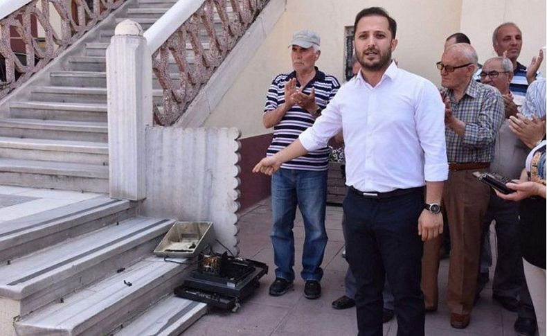 Valilik önüne yazarkasa fırlattı!