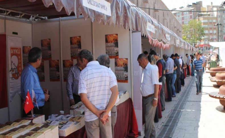Vatandaşlar, fuarda köy okuluna kitap bağışlayabilecek