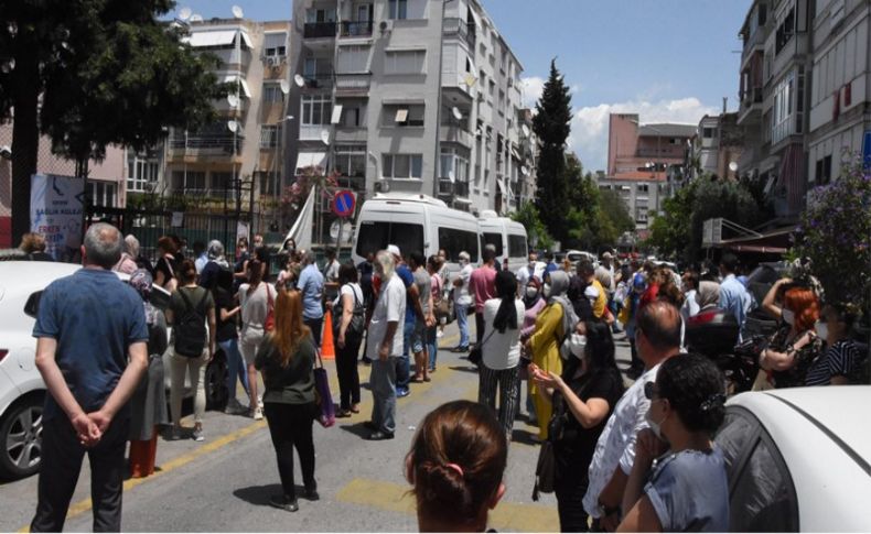 Veliler okul önlerinde yoğunluk oluşturdu