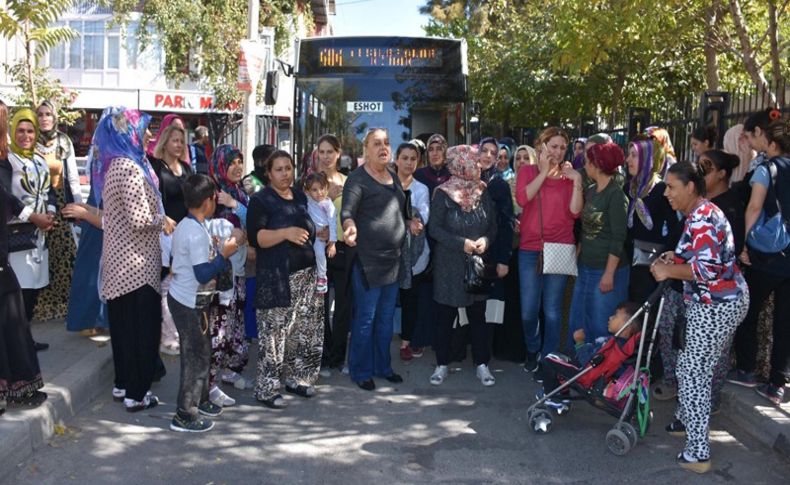 Veliler yolu kapatarak eylem yaptı