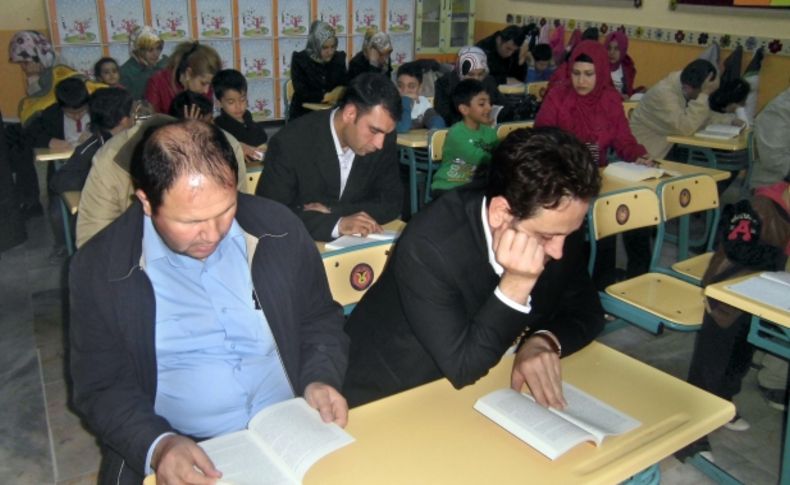 Veliler öğrencilerle beraber okulda kitap okuyor