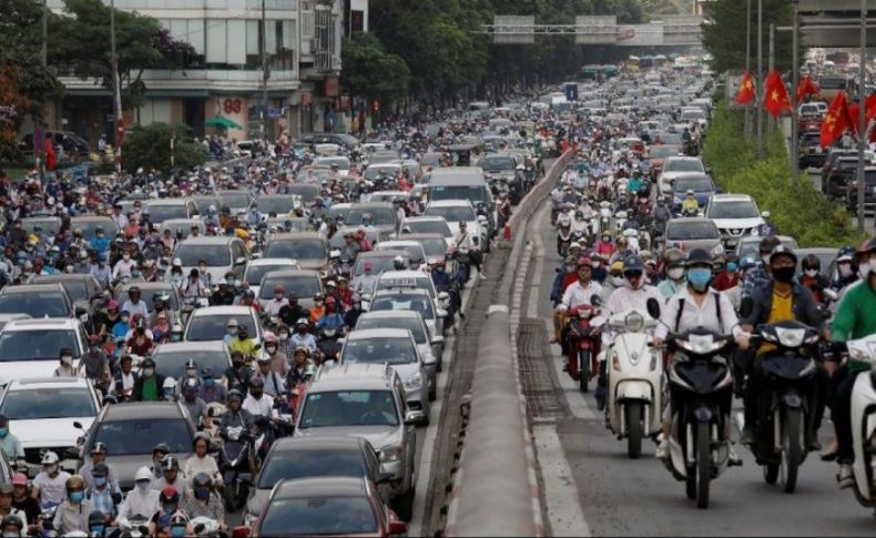 Vietnam’da önlemler kalktı! Yollar doldu taştı