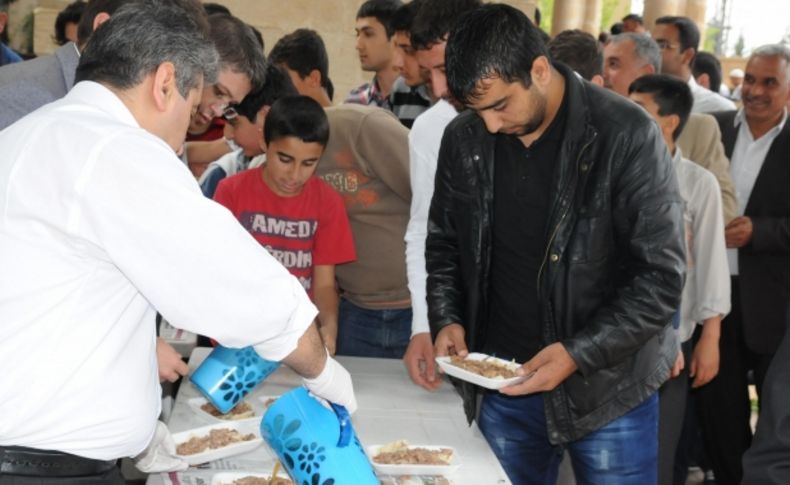 Viranşehir'de bin 500 kişiye tirit yemeği dağıtıldı