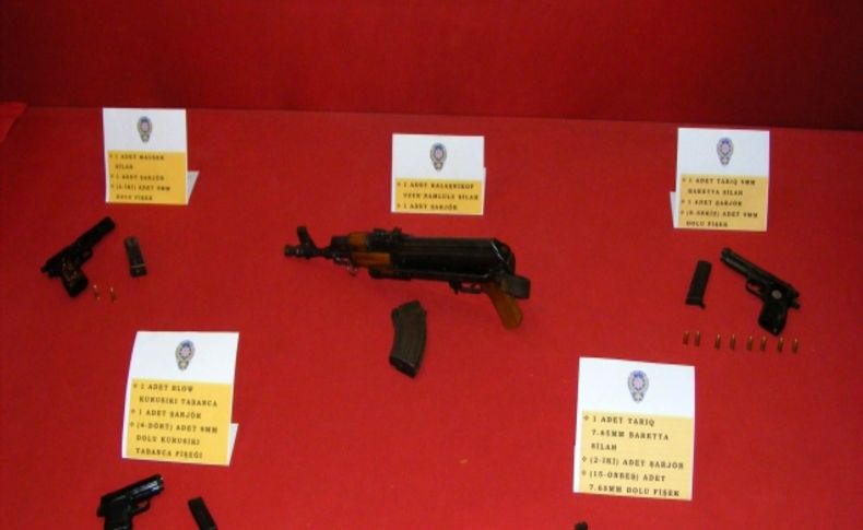 Viranşehir'de polis 1 kaleşnikof tüfek, 4 tabanca ele geçirdi
