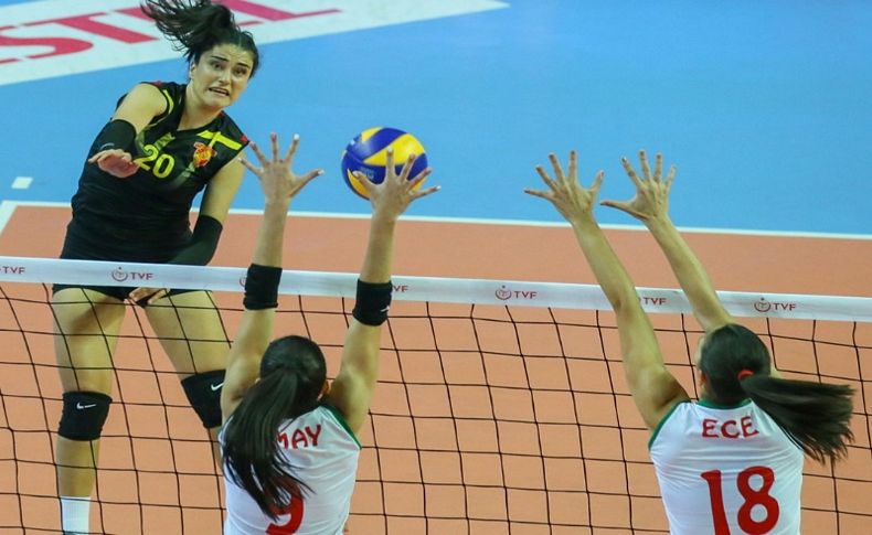 Voleybolda 6 saat 30 dakika süren olaylı derbinin galibi Göztepe