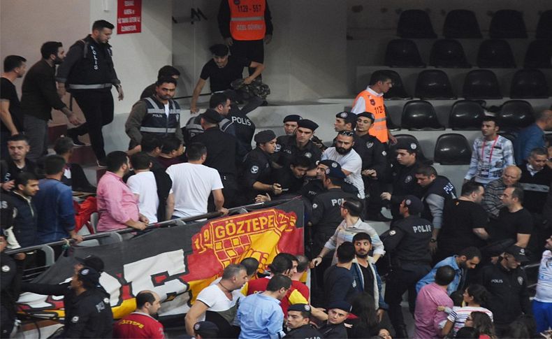 Voleybolda İzmir derbisinde olay çıktı