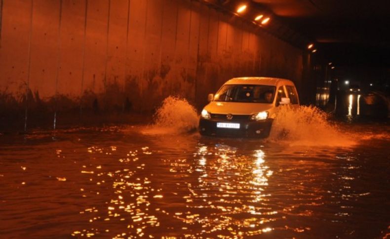 Yağmur nedeniyle altgeçitleri su bastı