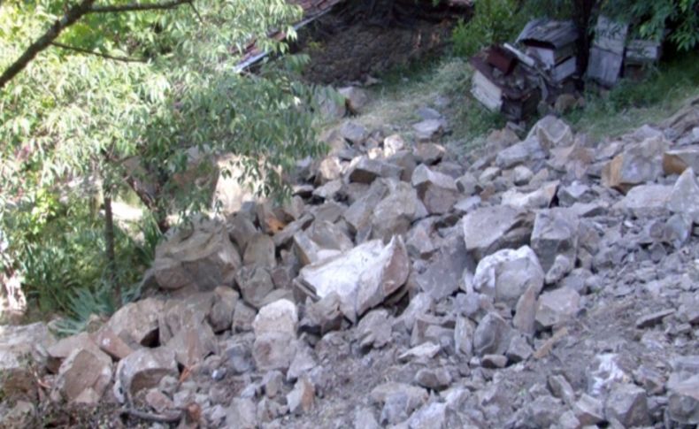 Yamaçtan kopan kayalar korku yaşattı