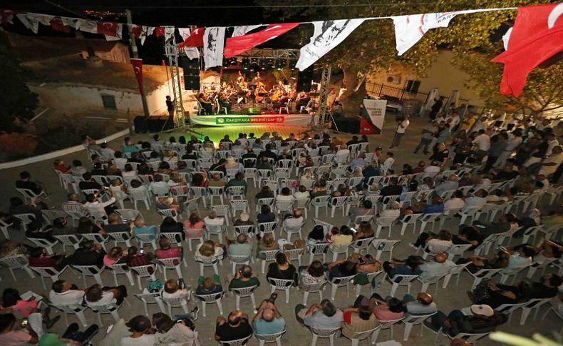 Yamanlar'da meydana sahne kuruldu