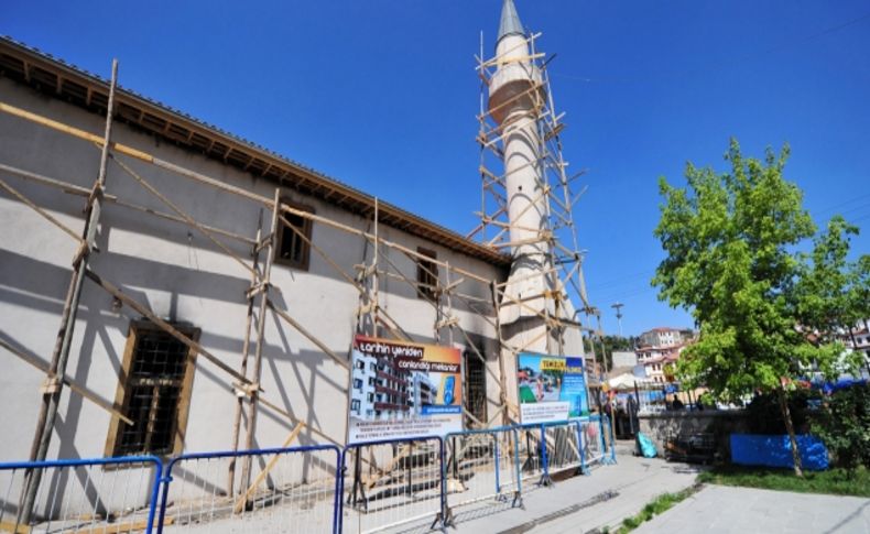 Yanan Tabakhane Camii’nde restorasyon başladı