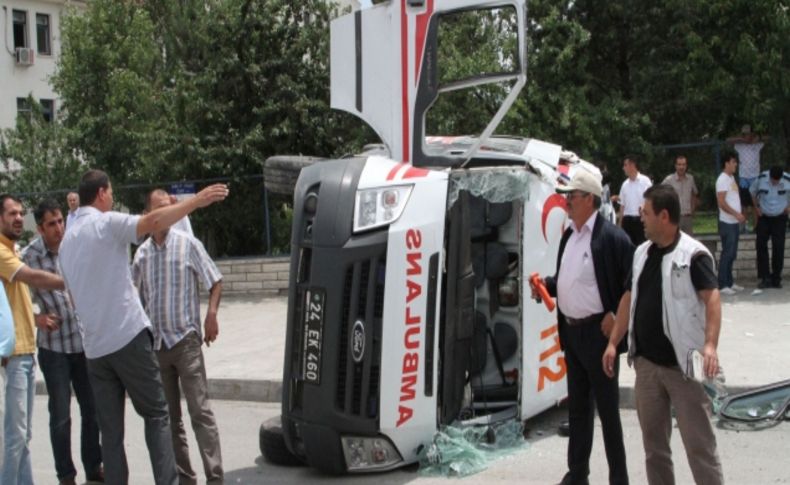Yaralı taşıyan ambulansın minibüsle çarpışmasını mobese kaydetti
