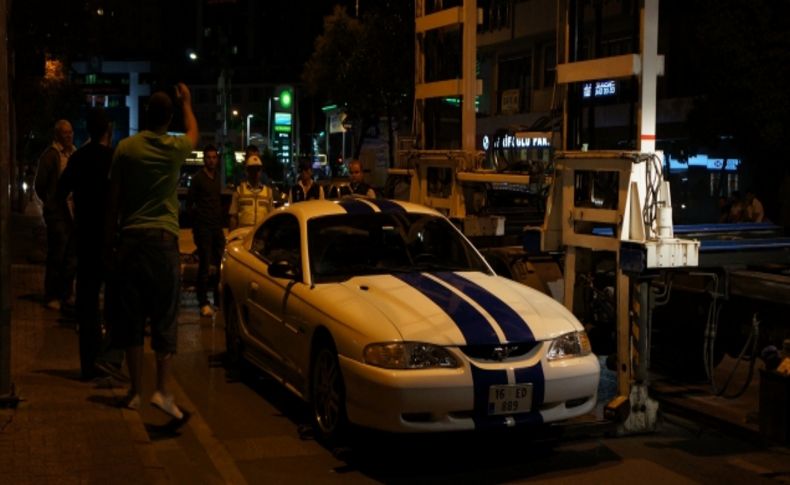 Yarış yaptıkları belirtilen modifiyeli araçlar polis uygulamasına takıldı (Özel)