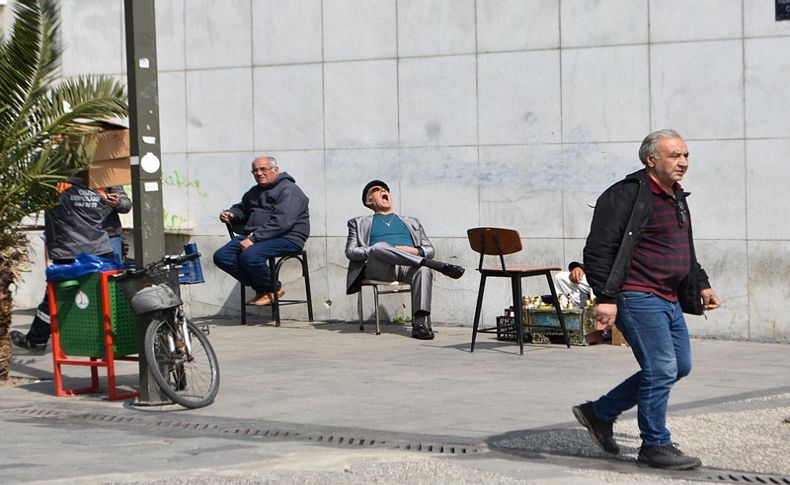 Yasağa aldırmayarak sokağa çıkanlar 'yaşım 64' diyor