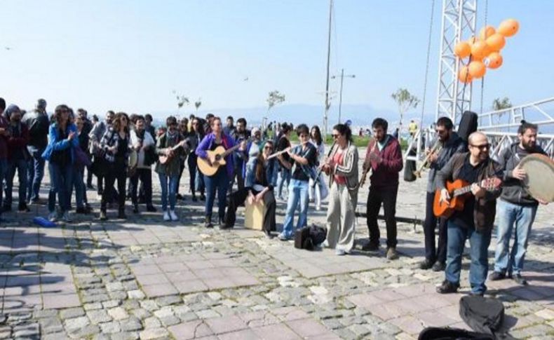 Yasağı şarkıyla deldiler