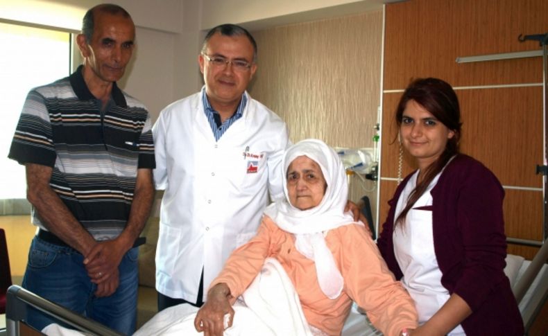 Yaşlı kadının karnından 7.5 kiloluk ur çıktı
