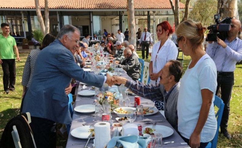 Selçuk'ta huzurevi sakinlerine sahilde yemek