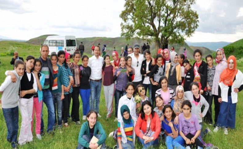 Yatılı okuyan kız öğrenciler, yayladaki piknikte stres attı