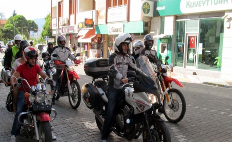 Yaza veda eden motosiklet tutkunları Edremit’te buluştu.