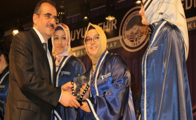 Yelkenoğlu Liseleri’nde 15’inci dönem mezuniyet sevinci