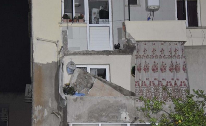 Yemek yerken balkon üzerlerine çöktü