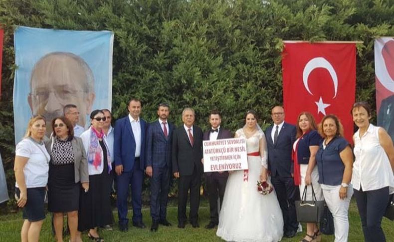 Yeni evli çifte CHP rozeti!