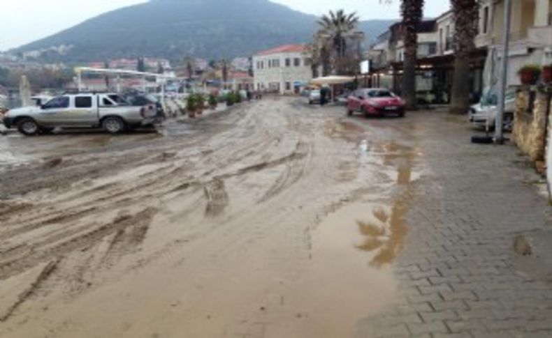 Yeni Foça sahili perişan