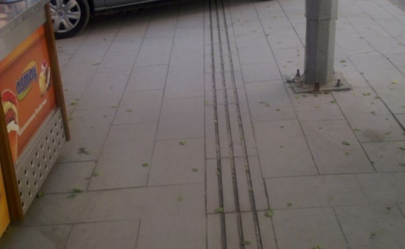 Yeni yapılan kaldırımlardaki engelli yolları engel dolu