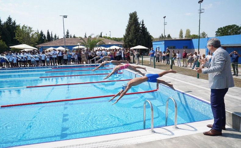 Yenilenen havuzu Rektör Budak açtı