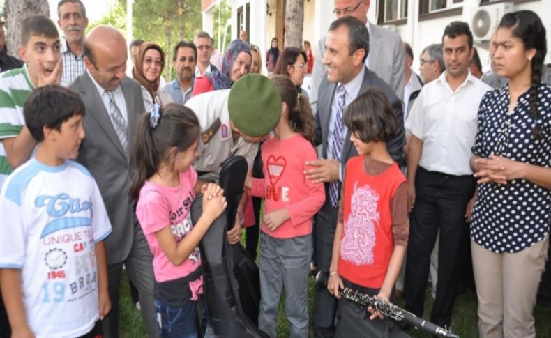 Yetenekli öğrencilere gitar, bağlama, keman, davul, klarnet ve org verildi