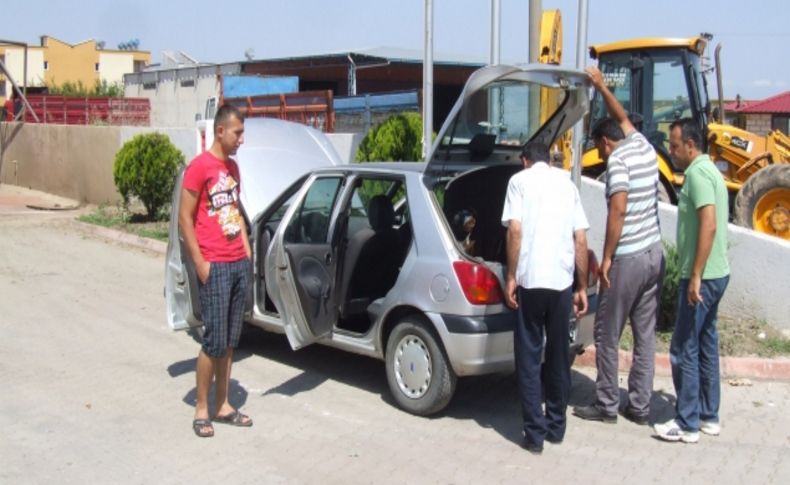 Yılan giren aracını satlığa çıkardı