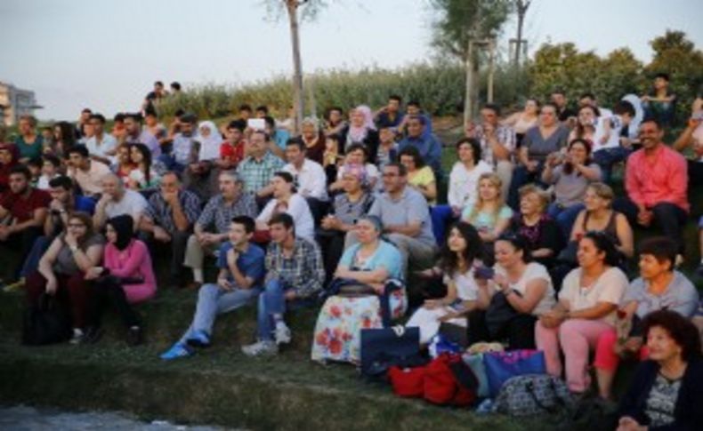 Konak'ta yıldızlar altında tiyatro keyfi