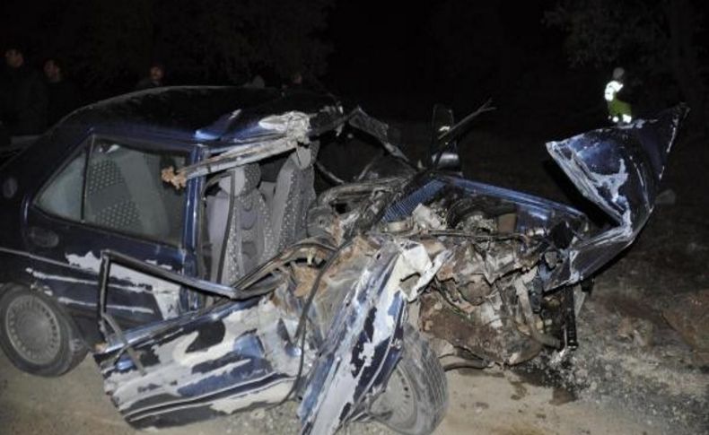 Yola Kontrolsüz Çikan Kamyona Otomobil Çarpti: 2 Ölü, 2 Yarali