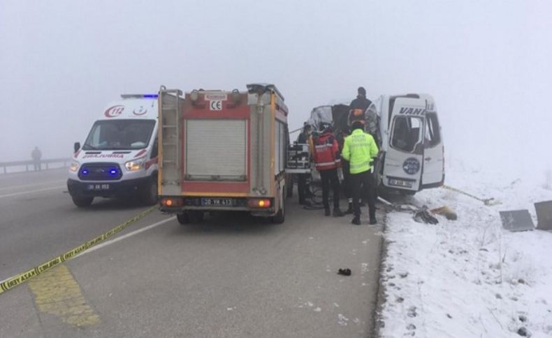 Yolcu minibüsü TIR'la çarpıştı: 4 ölü, 5 yaralı