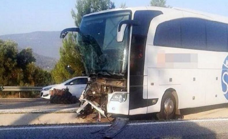 Yolcu otobüsünün çarptığı traktör parçalandı