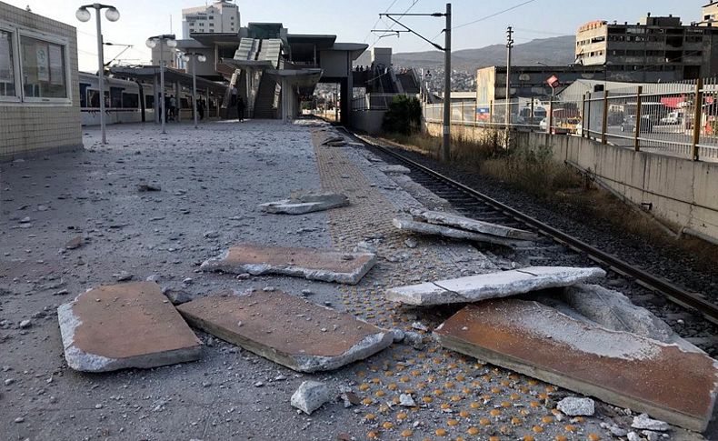 Yolcu treni İZBAN istasyonunu savaş alanına çevirdi