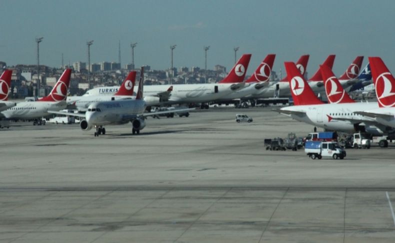 Yolcunun elektronik cihazındaki duman uçağı geri çevirdi