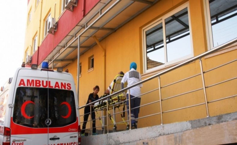 Yoldaki inşaat ipine takılıp hastanelik oldu