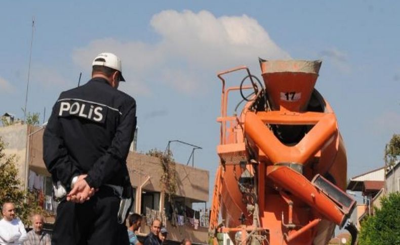 Yolun Karşisina Geçmek Isterken Beton Mikserinin Altinda Öldü