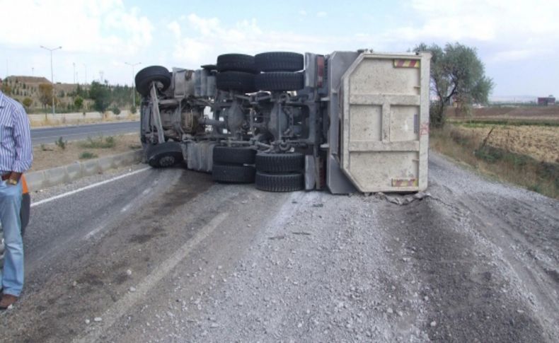 Yozgat’ta mıcır yüklü TIR devrildi
