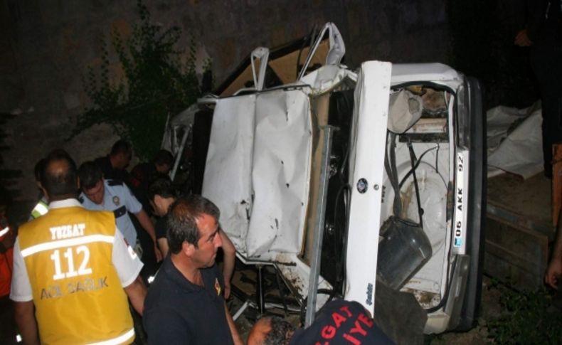 Yozgat’ta otomobil 8 metrelik duvardan uçtu: 2 ağır yaralı