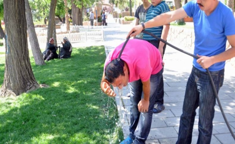 Yozgat’ta sıcaktan bunalan vatandaşlar parkları doldurdu