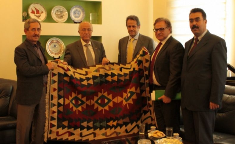 Yunanistanlı elçiye kilim hediye edildi