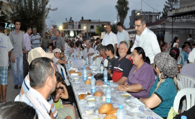 Yüreğir Belediyesi’nin iftarları Ramazan’da gönülleri birleştirdi