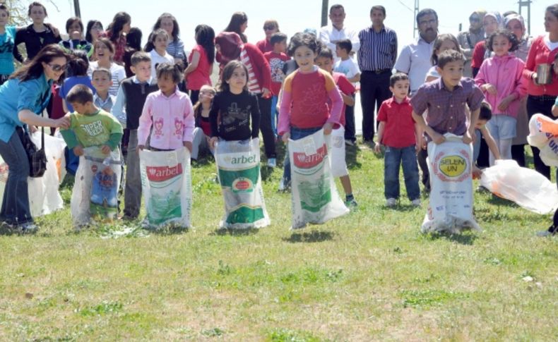 Yurtta kalan çocuklar için, şenlik düzenlendi