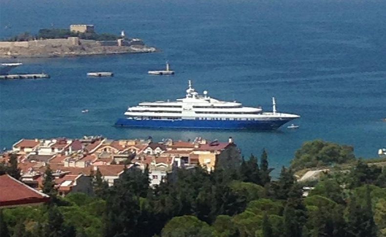 Yüzen saray Kuşadası'nda