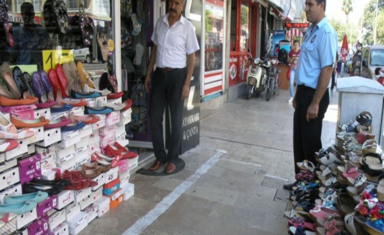 Zabıtadan kaldırımları işgal eden esnafa uyarı