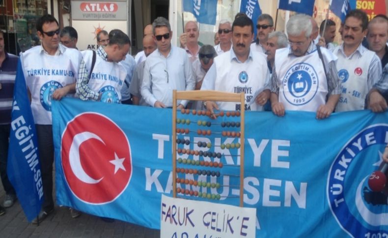 Zammı beğenmeyen memur, AK Parti önüne abaküs bıraktı