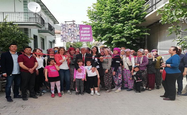 Zeliş öğretmen köy kadınları ile Kadın Emeği Pazarı kurdu