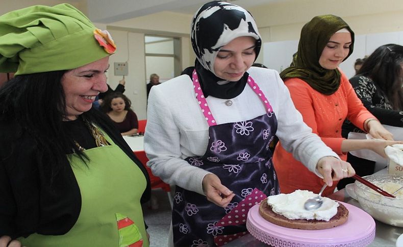 Zeybekci pasta yaptı, ikram etti